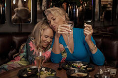 Juno Temple e Hannah Waddingham in Ted Lasso 3x07