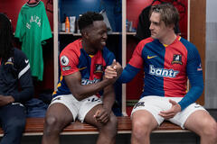 Toheeb Jimoh e Phil Dunster in Ted Lasso 3x10