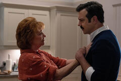 Becky Ann Baker e Jason Sudeikis in Ted Lasso 3x11