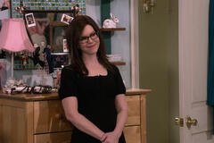 Lisa Loeb come se stessa in That '90s Show 2x02