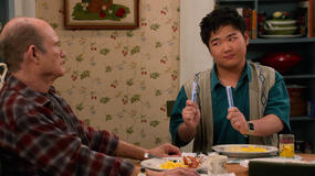 Kurtwood Smith come Red, Reyn Doi come Ozzie in That '90s Show 2x03