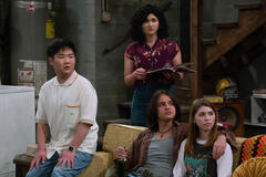 (S-D) Reyn Doi come Ozzie, Sam Morelos come Nikki, Mace Coronel come Jay, Callie Haverda come Leia in That '90s Show 2x04