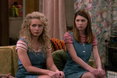 (S-D) Eden Rose Ginsberg come Stacy, Callie Haverda come Leia in That '90s Show 2x06