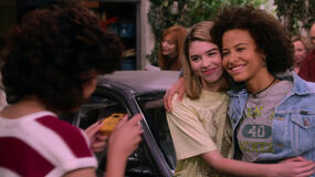 (S-D) Sam Morelos come Nikki, Callie Haverda come Leia Forman, Ashley Aufderheide come Gwen Runck in That '90s Show 1x10