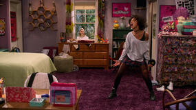 (S-D) Callie Haverda come Leia Forman, Ashley Aufderheide come Gwen Runck in That '90s Show 1x01