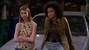 (S-D) Callie Haverda come Leia Forman, Ashley Aufderheide come Gwen Runck in That '90s Show 1x02