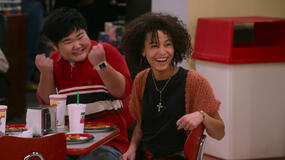 (S-D) Reyn Doi come Ozzie, Ashley Aufderheide come Gwen Runck in That '90s Show 1x03