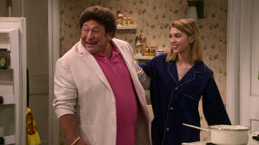 (S-D) Don Stark come Bob Pinciotti, Callie Haverda come Leia Forman in That '90s Show 1x06