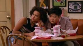 (S-D) Ashley Aufderheide come Gwen Runck, Reyn Doi come Ozzie in That '90s Show 1x06