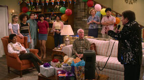 (S-D) Callie Haverda come Leia Forman, Ashley Aufderheide come Gwen Runck, Maxwell Acee Donovan come Nate, Sam Morelos come Nikki, Debra Jo Rupp come Kitty Forman, Reyn Doi come Ozzie, Don Stark come Bob Pinciotti in That '90s Show 1x06