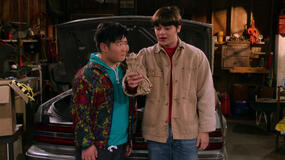 (S-D) Reyn Doi come Ozzie, Mace Coronel come Jay Kelso in That '90s Show 1x08