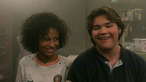 (S-D) Ashley Aufderheide come Gwen Runck, Maxwell Acee Donovan come Nate in That '90s Show 1x08