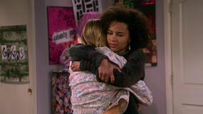 (S-D) Callie Haverda come Leia Forman, Ashley Aufderheide come Gwen Runck in That '90s Show 1x09