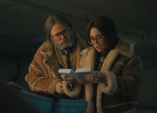 (S-D) Nick Offerman come Dr. Gene Thibedeau, Megan Mullally come Dr. Jean Thibedeau in The Umbrella Academy 4x01