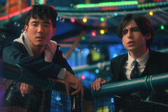 (S-D) Justin H. Min come Ben Hargreeves, Aidan Gallagher come Number Five in The Umbrella Academy 4x01