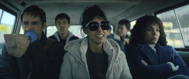 (S-D) Robert Sheehan come Klaus Hargreeves, Justin H. Min come Ben Hargreeves, Ritu Arya come Lila Pitts, Elliot Page come Viktor Hargreeves, Emmy Raver-Lampman come Allison Hargreeves in The Umbrella Academy 4x02