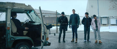 (S-D) Aidan Gallagher come Number Five, David Castañeda come Diego Hargreeves, Tom Hopper come Luther Hargreeves, Justin H. Min come Ben Hargreeves, Ritu Arya come Lila Pitts in The Umbrella Academy 4x03