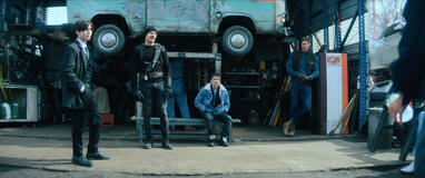 (S-D) Aidan Gallagher come Number Five, David Castañeda come Diego Hargreeves, Elliot Page come Viktor Hargreeves, Tom Hopper come Luther Hargreeves in The Umbrella Academy 4x03