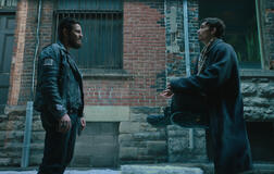 (S-D) George Tchortov come Quinn, Robert Sheehan come Klaus Hargreeves in The Umbrella Academy 4x03