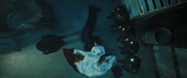 (S-D) Colm Feore come Reginald Hargreeves, Bri Roque come giovane Jennifer, Ethan Hwang come giovane Ben in The Umbrella Academy 4x04