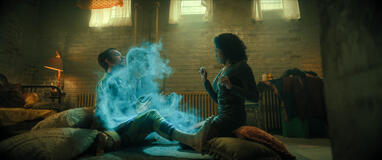 (S-D) Robert Sheehan come Klaus Hargreeves, Vinessa Antoine come Loretta in The Umbrella Academy 4x04