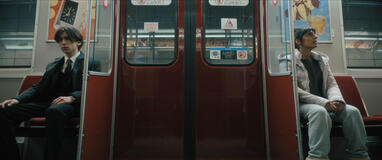 (S-D) Aidan Gallagher come Number Five, Ritu Arya come Lila Pitts in The Umbrella Academy 4x05