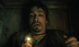 Robert Sheehan come Klaus Hargreeves in The Umbrella Academy 4x05