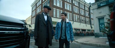 (S-D) Colm Feore come Reginald Hargreeves, Elliot Page come Viktor Hargreeves in The Umbrella Academy 4x06