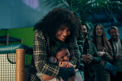 (S-D) Emmy Raver-Lampman come Allison Hargreeves, Ciara Rose Feeney come Grace Stanley in The Umbrella Academy 4x01