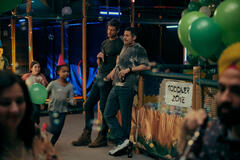 (S-D) Tom Hopper come Luther Hargreeves, David Castañeda come Diego Hargreeves in The Umbrella Academy 4x01