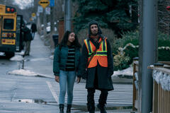 (S-D) Millie Davis come Claire, Robert Sheehan come Klaus Hargreeves in The Umbrella Academy 4x01