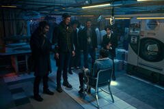 (S-D) Robert Sheehan come Klaus Hargreeves, Tom Hopper come Luther Hargreeves, Justin H. Min come Ben Hargreeves, David Castañeda come Diego Hargreeves, Elliot Page come Viktor Hargreeves, Aidan Gallagher come Number Five in The Umbrella Academy 4x01