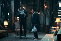 (S-D) Tom Hopper come Luther Hargreeves, Justin H. Min come Ben Hargreeves in The Umbrella Academy 4x01