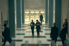 (S-D) Zack Binder come Derek, Aidan Gallagher come Number Five in The Umbrella Academy 4x01