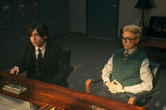 (S-D) Aidan Gallagher come Number Five, Zack Binder come Derek in The Umbrella Academy 4x01