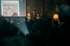 (S-D) Nick Offerman come Dr. Gene Thibedeau, Megan Mullally come Dr. Jean Thibedeau in The Umbrella Academy 4x01