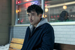 (S-D) Justin H. Min come Ben Hargreeves, Victoria Sawal come Jennifer/Rosie in The Umbrella Academy 4x02