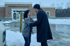 (S-D) Elise Bauman come Fake Jennifer, Robert Sheehan come Klaus Hargreeves in The Umbrella Academy 4x02