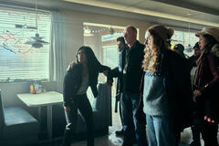 (S-D) Victoria Sawal come Jennifer/Rosie, Aidan Devine come Gary in The Umbrella Academy 4x02