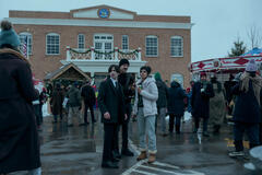 (S-D) Aidan Gallagher come Number Five, David Castañeda come Diego Hargreeves, Ritu Arya come Lila Pitts in The Umbrella Academy 4x02