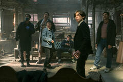 (S-D) Robert Sheehan come Klaus Hargreeves, Tom Hopper come Luther Hargreeves, Elliot Page come Viktor Hargreeves, Justin H. Min come Ben Hargreeves, Aidan Gallagher come Number Five, David Castañeda come Diego Hargreeves in The Umbrella Academy 4x02