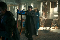 (S-D) David Castañeda come Diego Hargreeves, Robert Sheehan come Klaus Hargreeves, Emmy Raver-Lampman come Allison Hargreeves in The Umbrella Academy 4x02