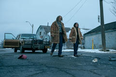 (S-D) Nick Offerman come Dr. Gene Thibedeau, Megan Mullally come Dr. Jean Thibedeau in The Umbrella Academy 4x02