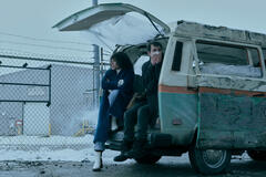 (S-D) Emmy Raver-Lampman come Allison Hargreeves, Robert Sheehan come Klaus Hargreeves in The Umbrella Academy 4x03