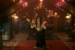 (S-D) Nick Offerman come Dr. Gene Thibedeau, Megan Mullally come Dr. Jean Thibedeau in The Umbrella Academy 4x03