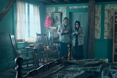 (S-D) Nick Offerman come Dr. Gene Thibedeau, Megan Mullally come Dr. Jean Thibedeau in The Umbrella Academy 4x03