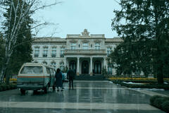 (S-D) Emmy Raver-Lampman come Allison Hargreeves, Elliot Page come Viktor Hargreeves, Tom Hopper come Luther Hargreeves in The Umbrella Academy 4x03