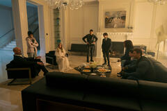 (S-D) Colm Feore come Reginald Hargreeves, Ritu Arya come Lila Pitts, Liisa Repo-Martell come Abigail, David Castañeda come Diego Hargreeves, Aidan Gallagher come Number Five, Emmy Raver-Lampman come Allison Hargreeves, Elliot Page come Viktor Hargreeves, Tom Hopper come Luther Hargreeves in The Umbrella Academy 4x03