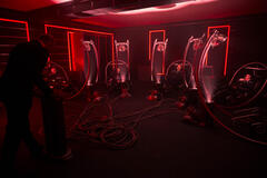 (S-D) Colm Feore come Reginald Hargreeves, David Castañeda come Diego Hargreeves, Emmy Raver-Lampman come Allison Hargreeves, Tom Hopper come Luther Hargreeves, Elliot Page come Viktor Hargreeves in The Umbrella Academy 4x03