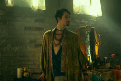 Robert Sheehan come Klaus Hargreeves in The Umbrella Academy 4x04